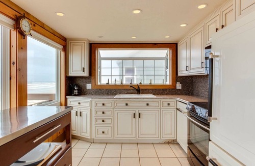 Yachats House | Oceanfront home with hot tub! Near Yachats! Dog Friendly!