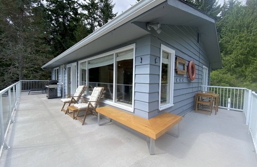 Juan de Fuca Electoral Area House | Oceanfront House with a Hot Tub close to the Surf