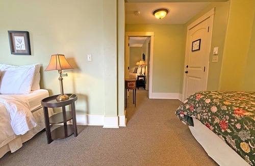 Regional District of Nanaimo Hotel | Oceanfront Suite with Private Deck & Ensuite Bath - Rm 11