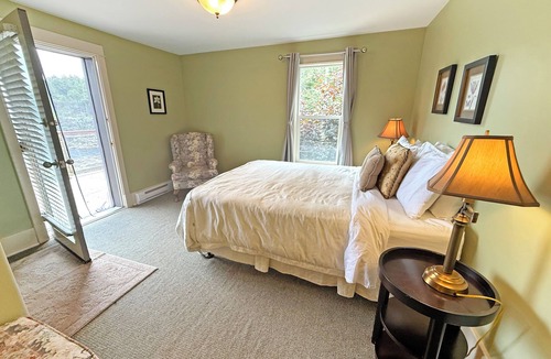 Regional District of Nanaimo Hotel | Oceanfront Suite with Private Deck & Ensuite Bath - Rm 11