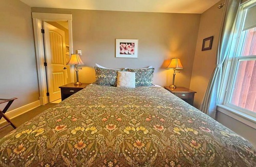 Regional District of Nanaimo Hotel | Oceanfront Suite with Relaxing Tub & Private Bath - Rm 6