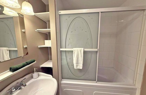 Regional District of Nanaimo Hotel | Oceanfront Suite with Relaxing Tub & Private Bath - Rm 6