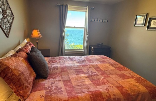Regional District of Nanaimo Hotel | Oceanfront Suite with Relaxing Tub & Private Bath - Rm 5