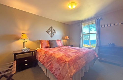 Regional District of Nanaimo Hotel | Oceanfront Suite with Relaxing Tub & Private Bath - Rm 5