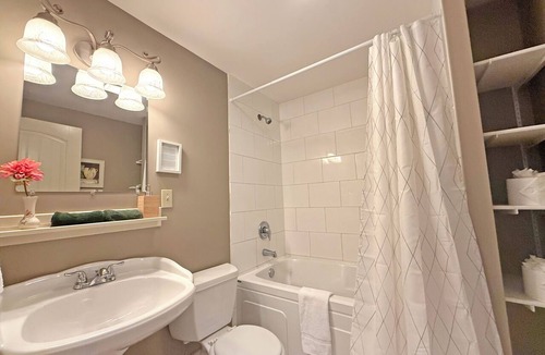 Regional District of Nanaimo Hotel | Oceanfront Suite with Relaxing Tub & Private Bath - Rm 5