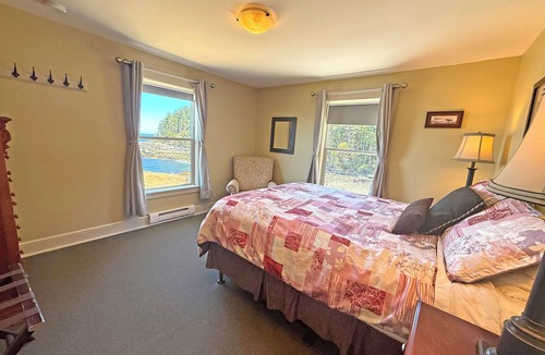 Regional District of Nanaimo Hotel | Oceanfront Suite with Relaxing Tub & Private Bath - Rm 2