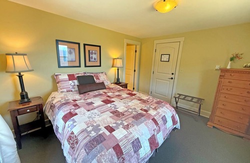 Regional District of Nanaimo Hotel | Oceanfront Suite with Relaxing Tub & Private Bath - Rm 2
