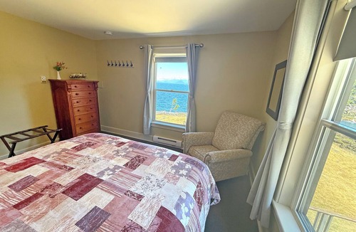Regional District of Nanaimo Hotel | Oceanfront Suite with Relaxing Tub & Private Bath - Rm 2