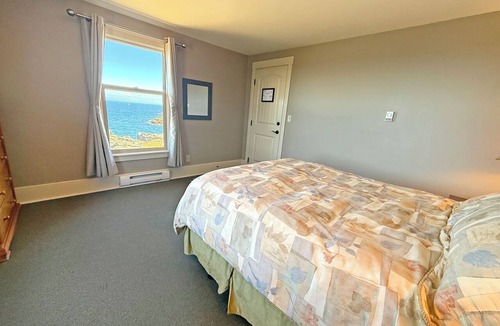 Regional District of Nanaimo Hotel | Oceanfront Suite with Relaxing Tub & Private Bath - Rm 1