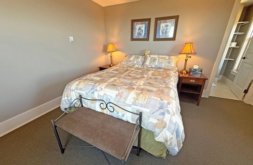 Regional District of Nanaimo Hotel | Oceanfront Suite with Relaxing Tub & Private Bath - Rm 1