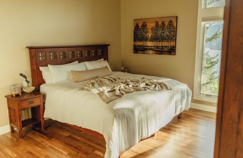 Wilden Bed & Breakfast | Okanagan Lake View Villa. Pool. Sauna. Cold Plunge