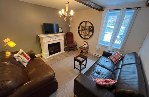 Saint-Jean-de-l'lle-d'Orleans Ski Chalet | Om chalet 1 avec spa face au fleuve