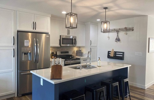 Sylvan Lake House | On The Ridge | 3BR Sylvan Lake Retreat | Sleeps 8!