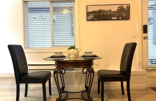 White Rock Bed & Breakfast | One Bedroom Suite B&B with Parking