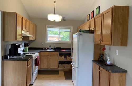 Sauble Beach Cottage | Only Aug 29-Sept 5 LEFT this Summer! Charal Greenhouse Cottage–Sauble Beach Stay