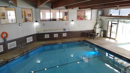 Windermere Resort | Open Aug 2-8! Akiskinook Sandy Beach Lakefront Resort! Tennis, Pickle, Basket Ball Courts, Indoor Pool, Hot Tub, Squash Court! Short Drive to Radium or Fairmont Hot Springs!