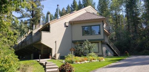 Windermere Resort | Open Aug 2-8! Akiskinook Sandy Beach Lakefront Resort! Tennis, Pickle, Basket Ball Courts, Indoor Pool, Hot Tub, Squash Court! Short Drive to Radium or Fairmont Hot Springs!
