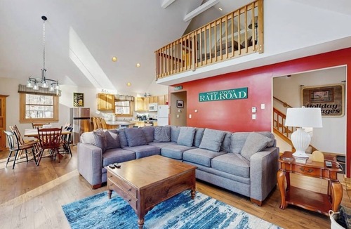 Eidelweiss Village House | Open concept home close to the beach with gas fireplace and deck