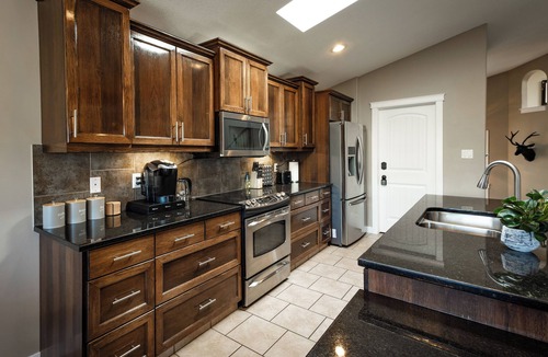 South Lethbridge House | Opulent Oasis luxurious getaway near the coulees