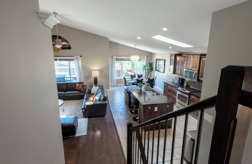South Lethbridge House | Opulent Oasis luxurious getaway near the coulees