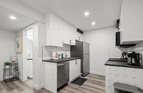 Southeast Edmonton Condo | Orchards Delight | Near Airport | Sleeps 4 | WiFi