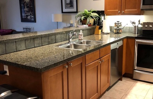 Osoyoos Hotel | Osoyoos Lake Retreat/King Bed/Pool & Hot Tub View/Pet Friendly Getaway