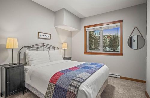 Canmore Apartment | Outdoor Pool, 3 Hot tubs, Gym Warm and Welcoming