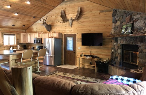 Park County Cabin | Outstanding Crandall Cabin minutes from Yellowstone, ready for your adventure!
