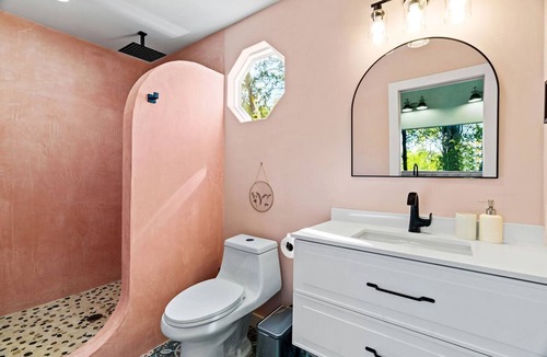 Paige Cabin | Outstanding Luxurious Dome with Mini Golf, Outdoor Bath, Sauna and Lake Views in Elgin, Texas