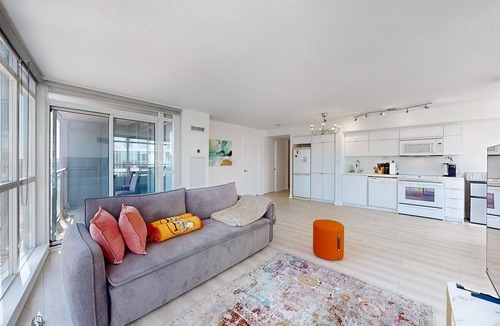 Wellington Place Apartment | Over 1000 SF Condo, free parking