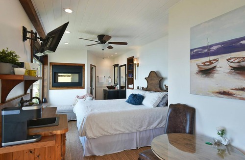 Selma Park Bed & Breakfast | Pamper yourselves in opulence at Eagle Suite at Beach Hideaway.