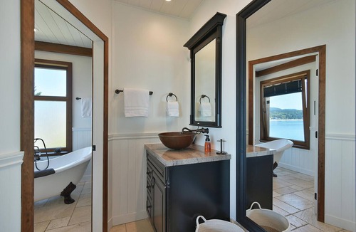 Selma Park Bed & Breakfast | Pamper yourselves in opulence at Eagle Suite at Beach Hideaway.