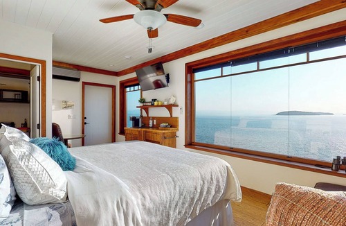 Selma Park Bed & Breakfast | Pamper yourselves in opulence at Eagle Suite at Beach Hideaway.