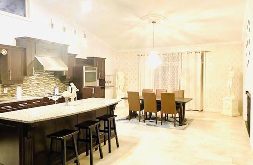 Niagara Falls House | Panda Princess Villa! 5 Bedrooms + 3 full bathrooms.
