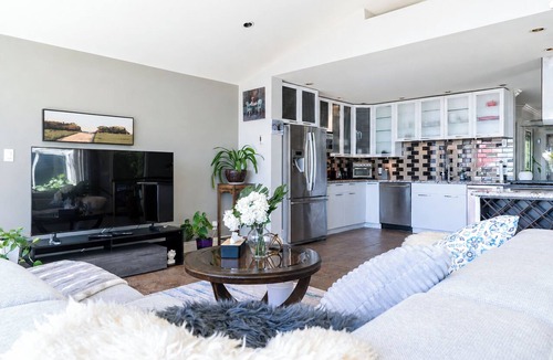 Newton House | Panorama Retreat | Ocean, Sunset, City Views