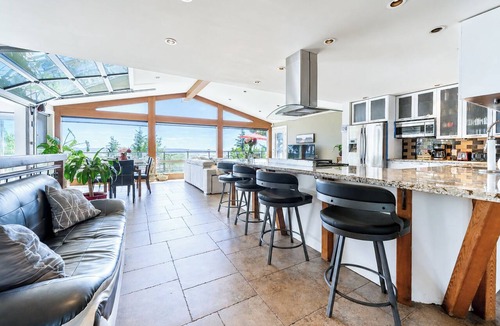 Newton House | Panorama Retreat | Ocean, Sunset, City Views