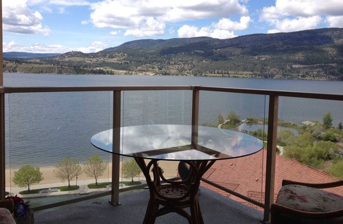 Central Okanagan Condo | Panoramic Lake Views from 14 Flr 1BR+Den Resort at Sunset Waterfront Sleeps 6