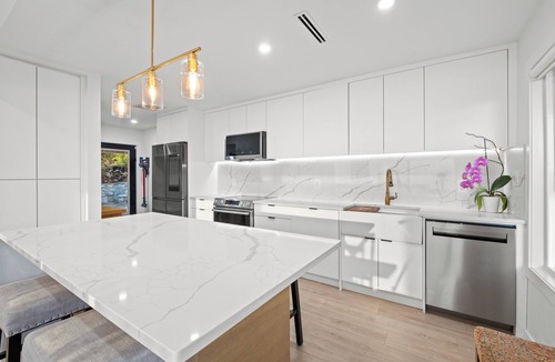 Upper Lonsdale House | Panoramic Ocean & Mountain Views