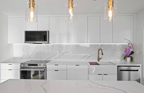 Upper Lonsdale House | Panoramic Ocean & Mountain Views