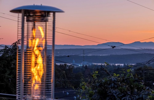 Upper Lonsdale House | Panoramic Ocean & Mountain Views