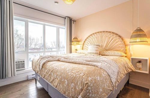 Cote-Des-Neiges—Notre-Dame-De-Grace Apartment | Pastel 2-King Suite with Parking & Gym Near Downtown & Airport