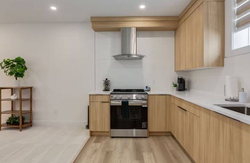 Chestermere House | Pavilion Lakefront Luxe 3 Bedroom near Lake with AC in charming Chestermere