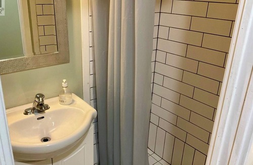 Terra Nova House | Peaceful 1-bedroom Near amenities and Attractions
