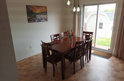 Aylmer House | Peaceful 4BR Home/Charming Backyard/Aylmer