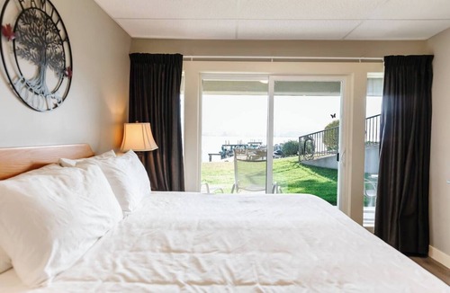Central Okanagan Condo | Peaceful Lakeside w/Mountain Views - CasaLoma