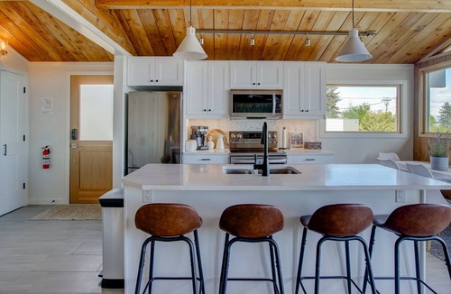 Central Okanagan House | Peachy Getaway with outstanding lake views