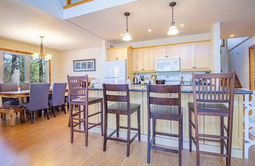 Havelock-Belmont-Methuen Cottage | Peninsula Point - Five Bedroom Cottage, Sleeps 12