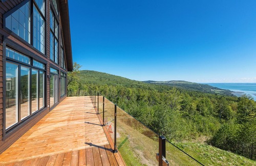 Saint-Joseph-de-la-Rive House | Perched on an incomparable site!