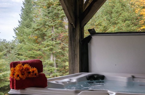 Lac Superieur Village Ski Chalet | Perfect Family Cottage - 5 Bedrooms with Hot Tub, Lake and Pool Access at Private Club