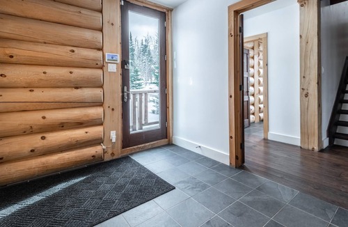 Lac Superieur Village Ski Chalet | Perfect Family Cottage - 5 Bedrooms with Hot Tub, Lake and Pool Access at Private Club